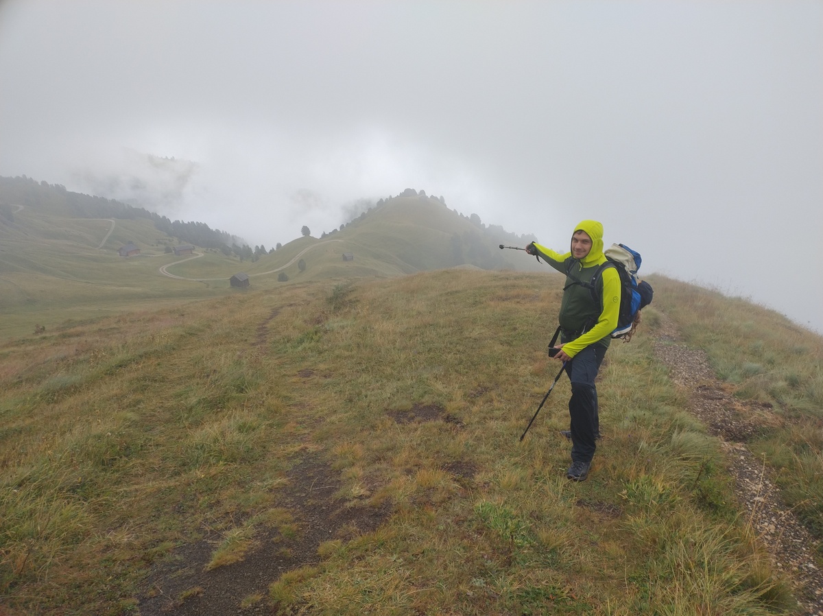 Me pointing down towards the fog
