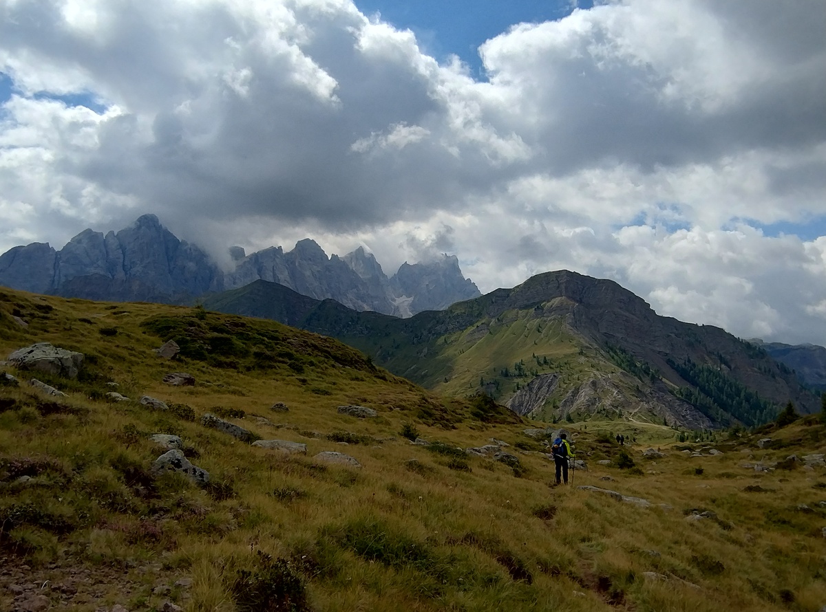 Walking down to Passo Valles