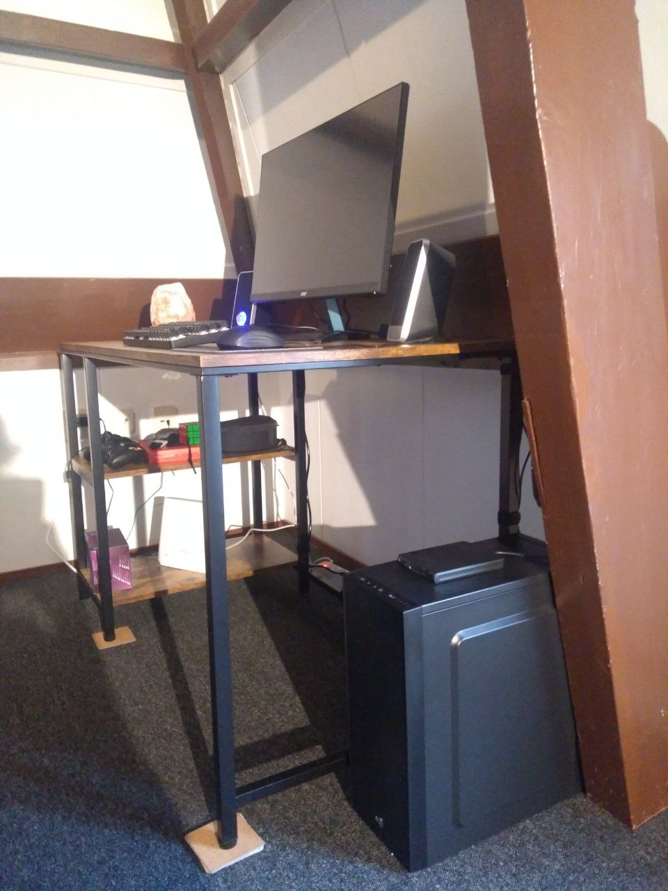 A low-quality picture of my desk with the new PC